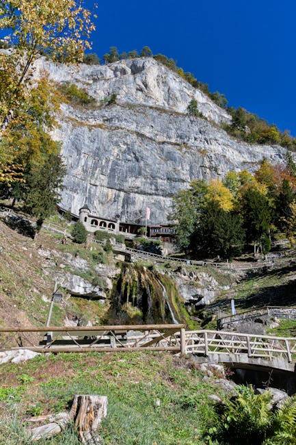 Un turist belgian salvat de echipele Salvamont după un accident grav la Cascada Moara Dracilor
