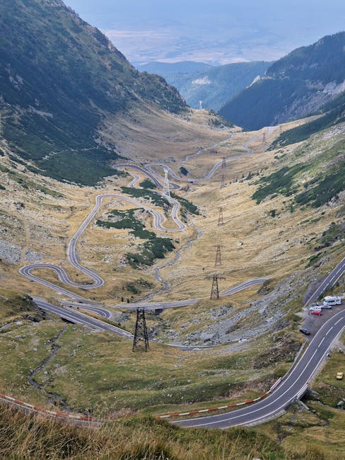 Turiștii pot explora Transfăgărășanul și Transalpina până când?