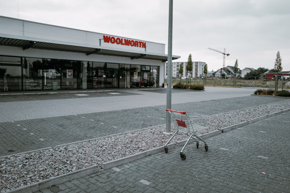 Mega Image lucrează la redeschiderea magazinului din cartierul Tractorul, dar întâmpină obstacole