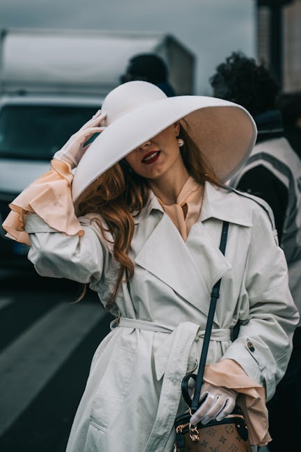 Lily Collins strălucește la New York Fashion Week cu o ținută elegantă