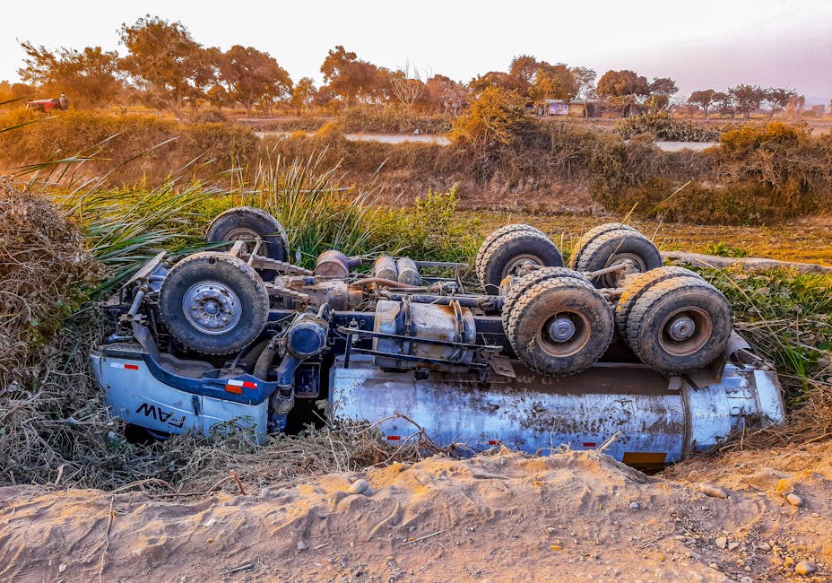 Accident deosebit la Oinacu: TIR răsturnat pe drum