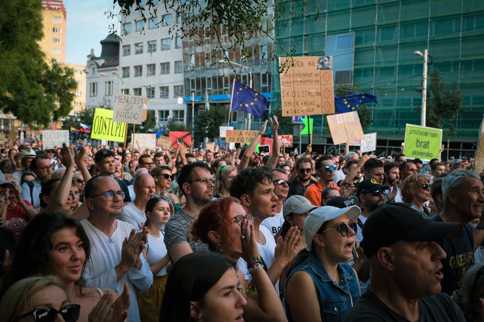 Protest masiv în Slovacia: mii de oameni cer demisia premierului Fico