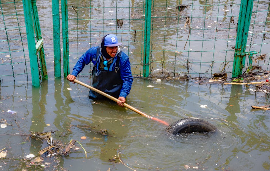 Impresionantă operațiune de curățare în râul Săsar: 30 de cauciucuri eliminate