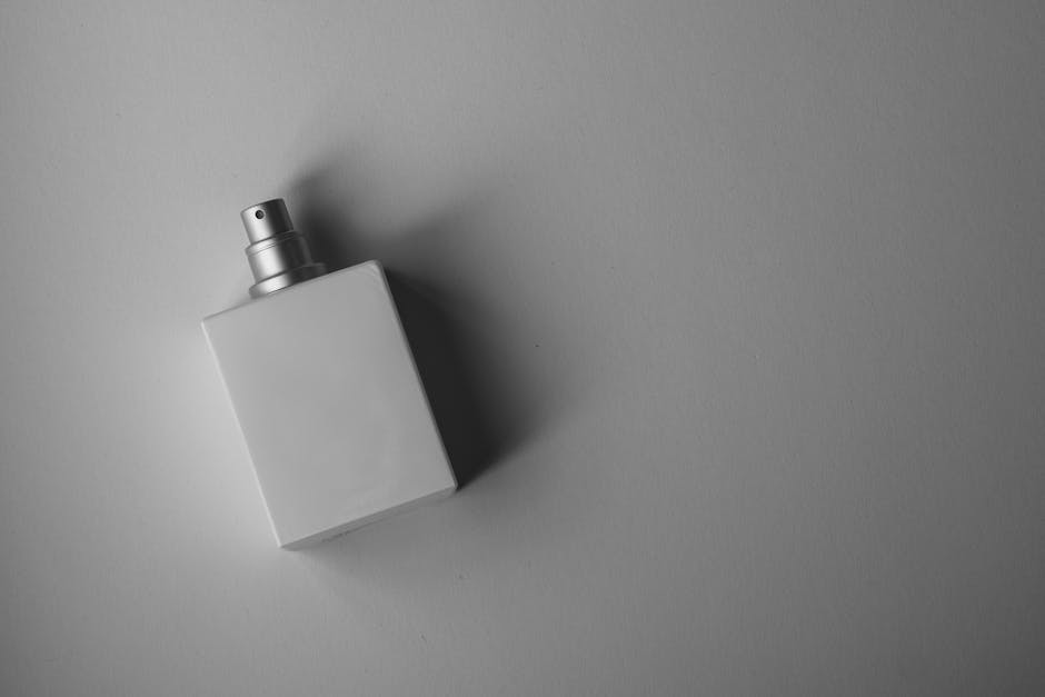 Descoperă cum să porți un parfum elegant fără a părea rigid