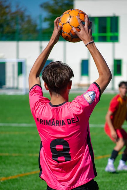 Un fotbalist de la FC Hermannstadt descoperă meșteșugul șindrilei