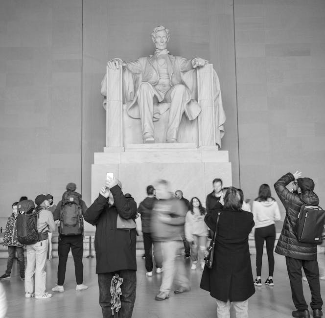 Statuia controversată a lui Trump și Epstein revine pe National Mall