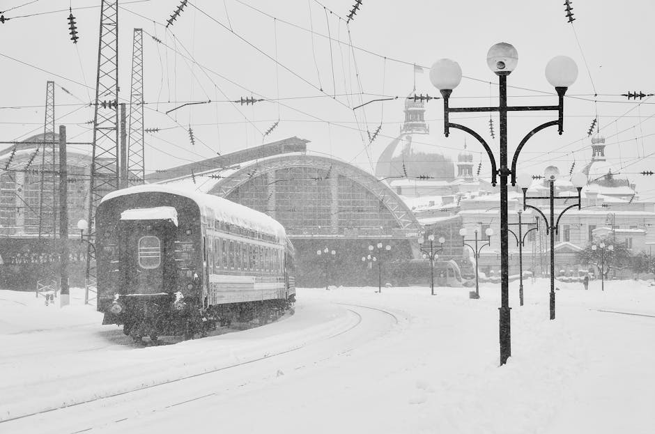 Furtuna provoacă întreruperi în alimentarea trenurilor electrice din București Nord