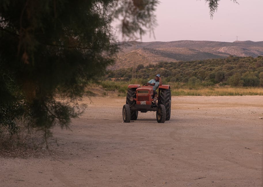 Un bătrân de 83 de ani surprins conducând un tractor fără permis