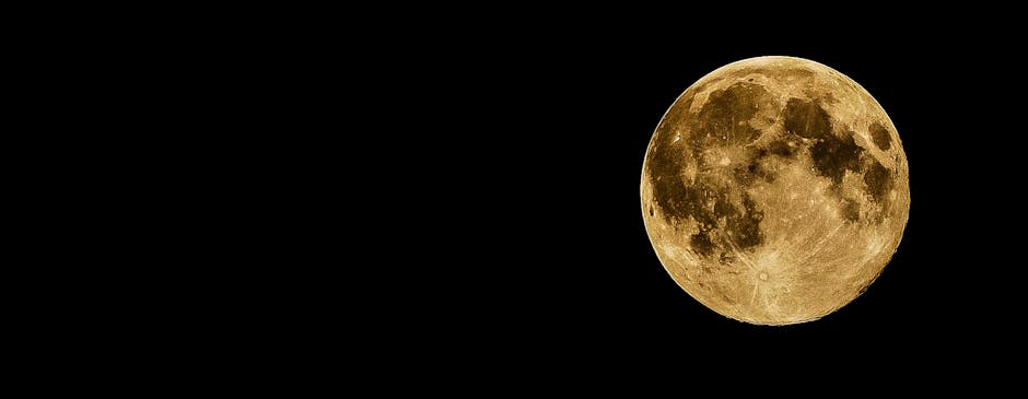 Superluna Recoltei strălucește pe cer: cea mai mare lună plină din 2025