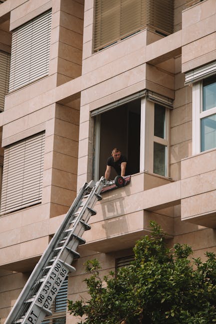 Pompierii din Brașov deschid un apartament prin balcon pentru a salva o persoană