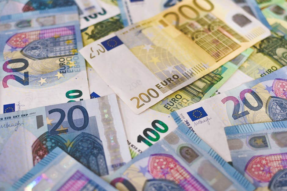Leul se depreciat ușor față de euro, dar câștigă teren în raport cu dolarul