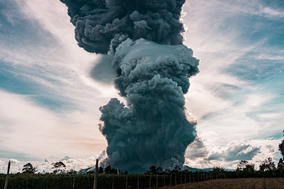 Erupția vulcanului Lewotobi Laki-laki din Indonezia: cenușă la 10 km înălțime