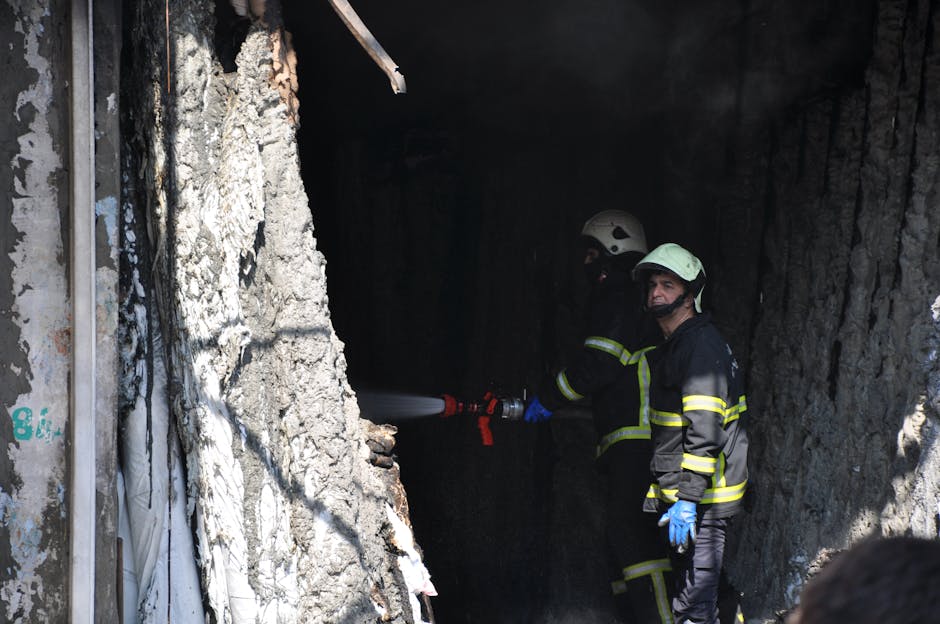 Incendiu devastator la o clădire abandonată din Bacău: pompierii intervin urgent