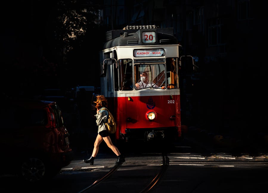 Un agent de transport salvează o femeie de la un accident mortal cu tramvaiul