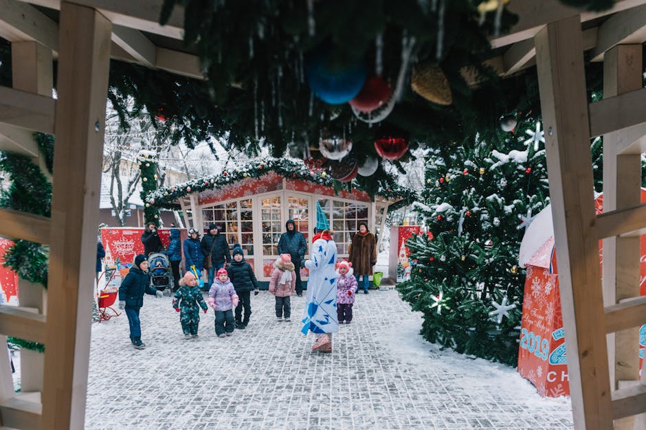 Copiii din Caransebeș devin artiștii decorațiunilor de Crăciun în oraș