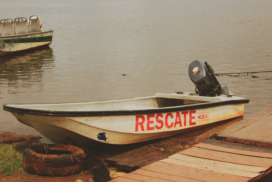 Turiști în pericol pe lacul Razelm: o barcă eșuată a fost remorcată de salvatori
