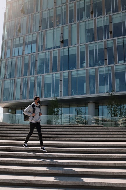 Șofer de curierat distruge o bancă în piațeta pietonală din Bistrița