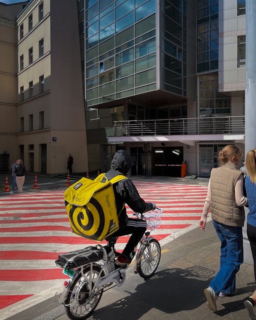 Șofer de curierat distruge o bancă în piațeta pietonală din Bistrița