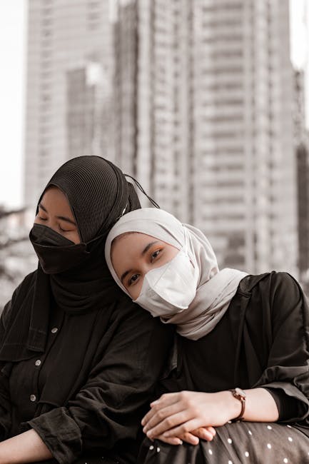 Cluj: o tânără elegantă lasă gunoiul în gang în loc să-l ducă la container