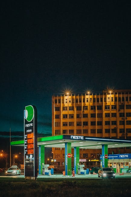 Reducerea accizei la carburanți: când și cu cât ne va afecta prețul la pompă?