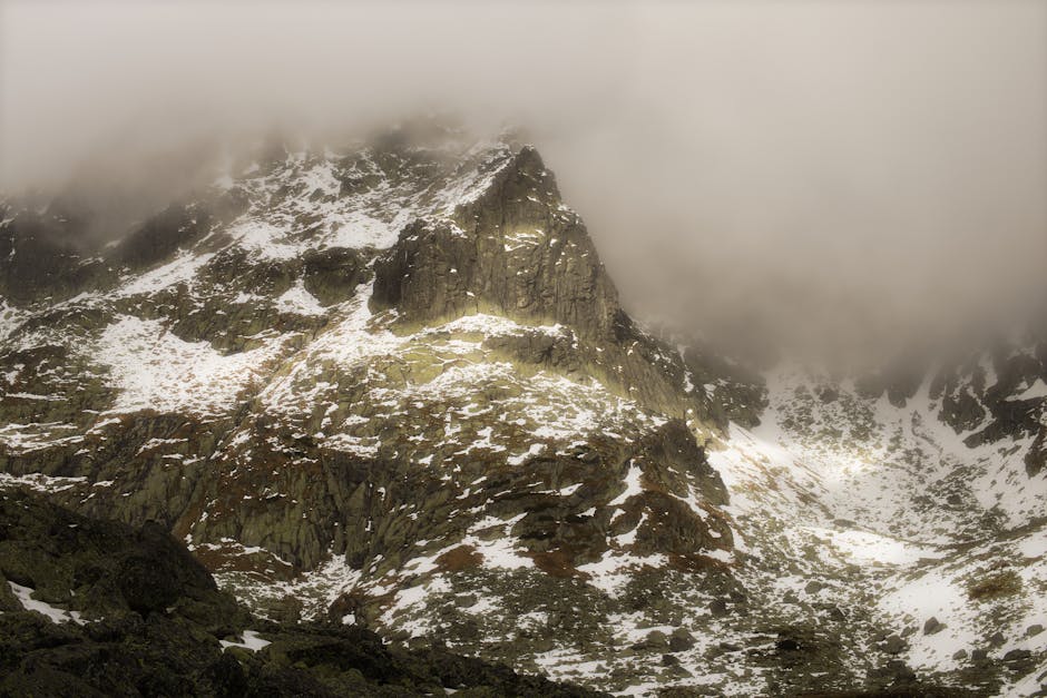 Atenționare pentru iubitorii de munte: ninsori și condiții de siguranță