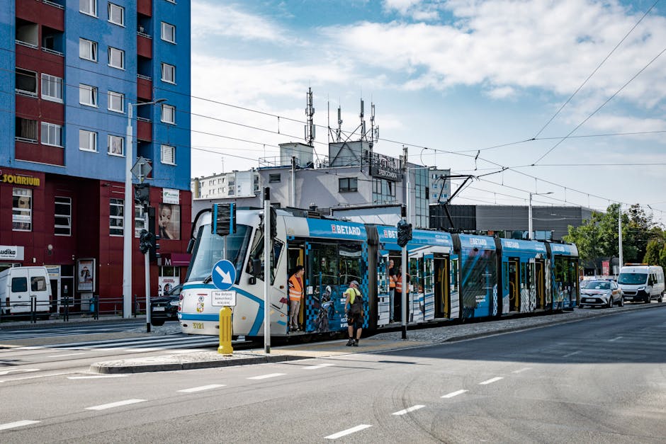 Traficul din Copou afectat grav de o mașină abandonată aproape de linia de tramvai