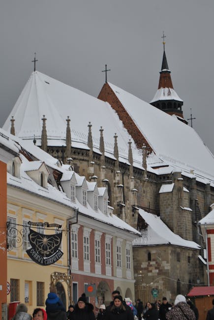 Turiștii se bucură de ninsoare și distracție pe pârtiile din România