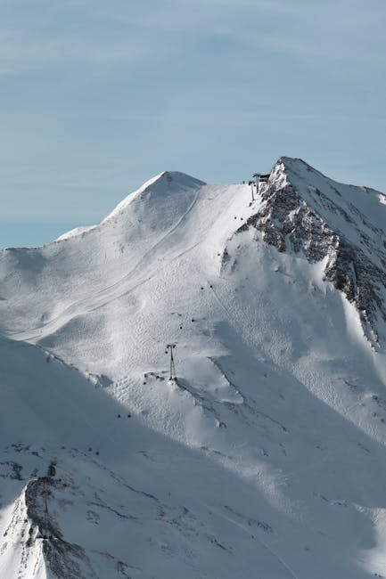 Furt spectaculos în Alpi: doi români au furat un seif pe o pârtie de schi