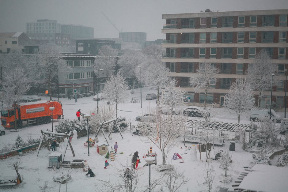Zăpada creează haos în parcările rezidențiale din Baia Mare