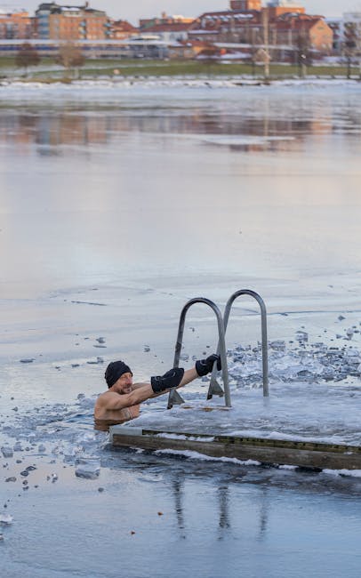 Bărbați din Constanța provoacă iarna cu băi înghețate în Lacul Siutghiol