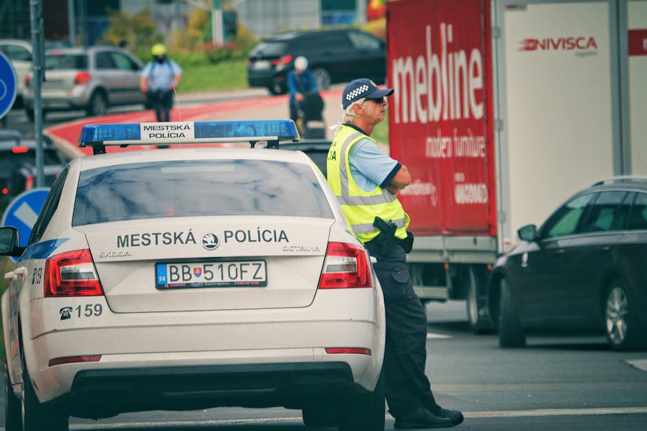 Turiști străini avertizați de poliție pentru tentația de a lipi autocolante în Brașov