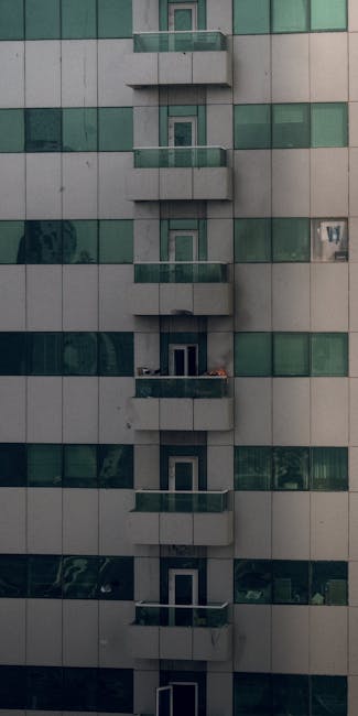 Evacuări de urgență în București din cauza unei crăpături alarmante într-un bloc