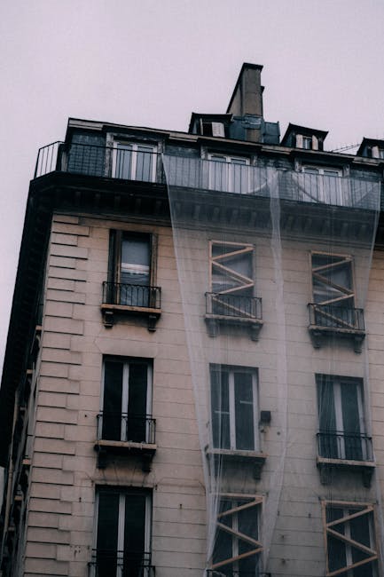 Casă cu aer sinistru scoasă la vânzare: 88.000 de euro pentru un proiect de renovare