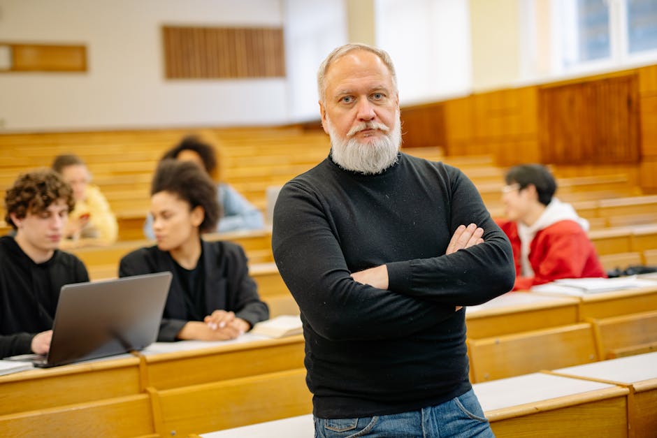 Doi profesori universitari din Pitești, reținuți pentru corupție în examen