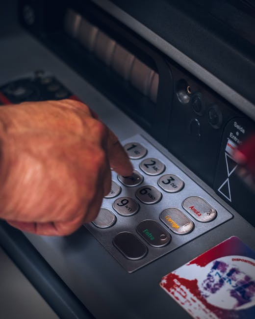 Nou serviciu revoluționar: românii pot depune numerar pe carduri prin bancomatele CEC Bank