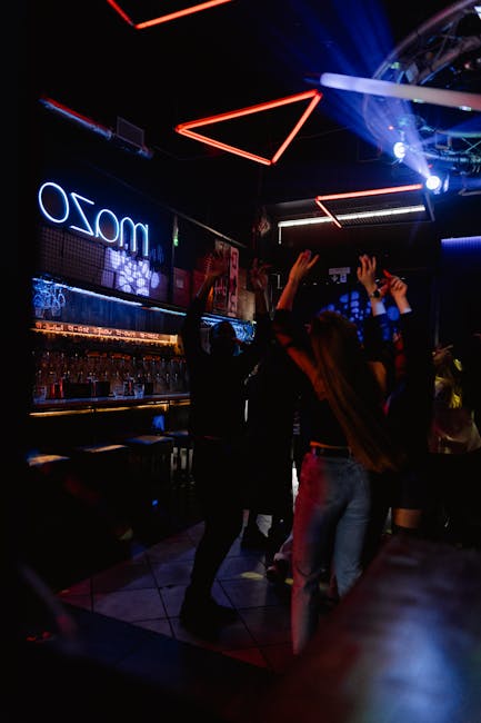 Descoperă seara colorată de distracție la GLOW IN THE DARK Party în Bistrița!