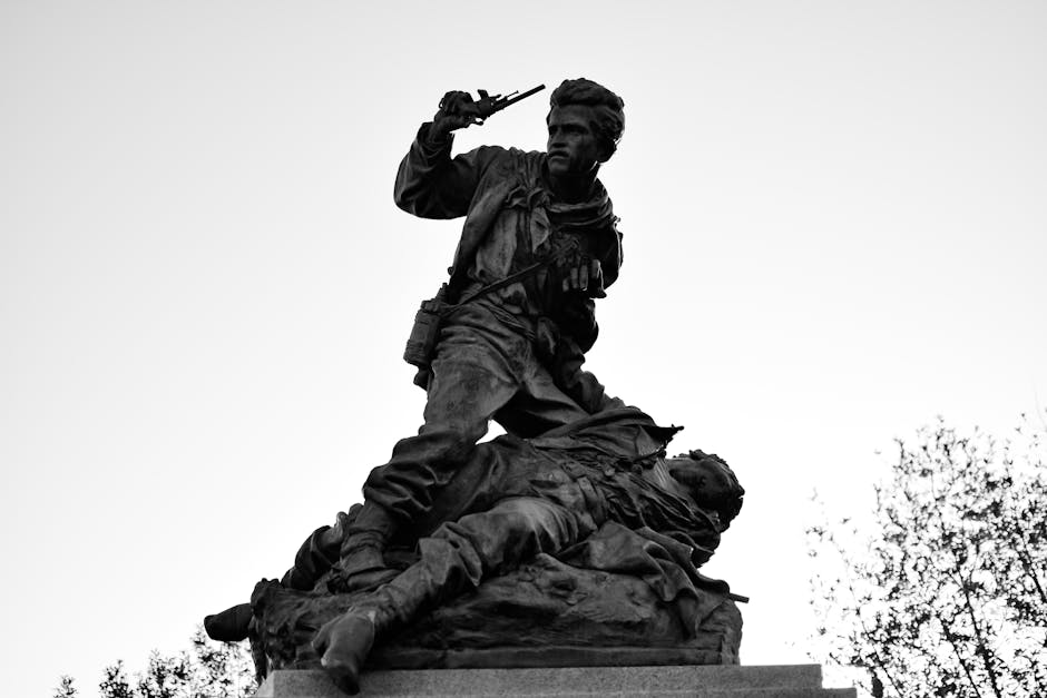 Descoperă semnificația statuii „Pumnul de piatră” din Bistrița