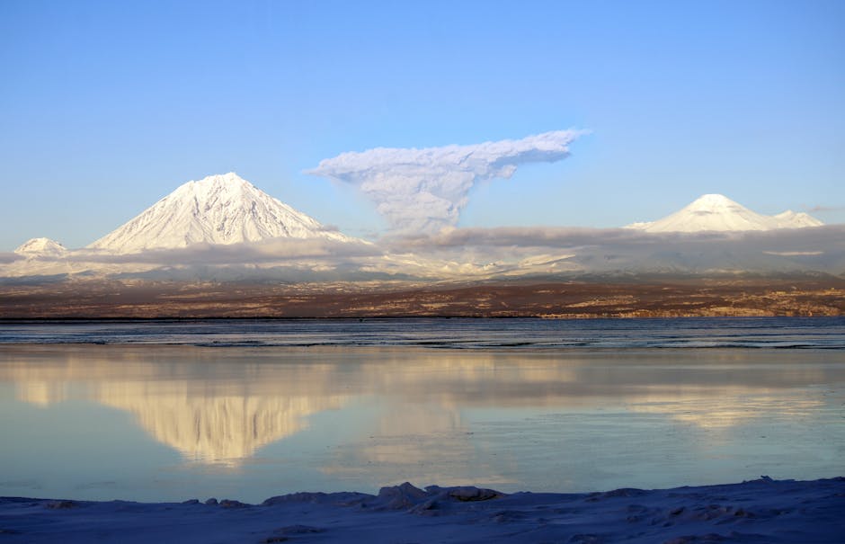 Alertă de erupție vulcanică în Rusia: un nor de cenușă se extinde pe cer