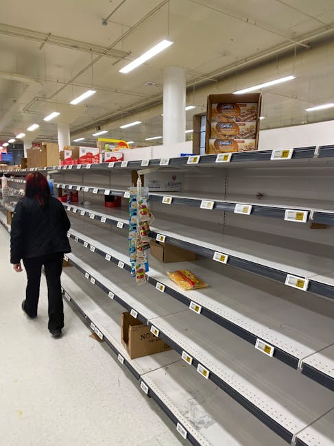 Supermarketurile din Târgoviște: clienți plini de produse, dar cu plângeri de sărăcie