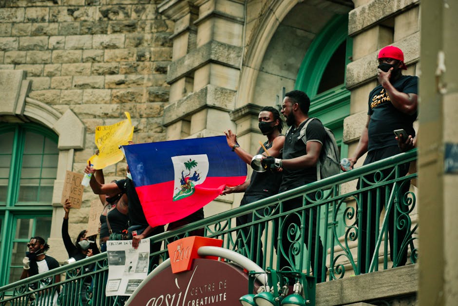 Protest inedit în Montreal: activiști deghizați în Robin Hood fură alimente pentru comunitate