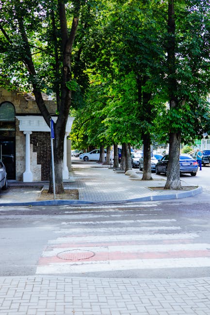 Trotuarele din Cluj, invadate de mașini: pietonii riscă să meargă pe stradă