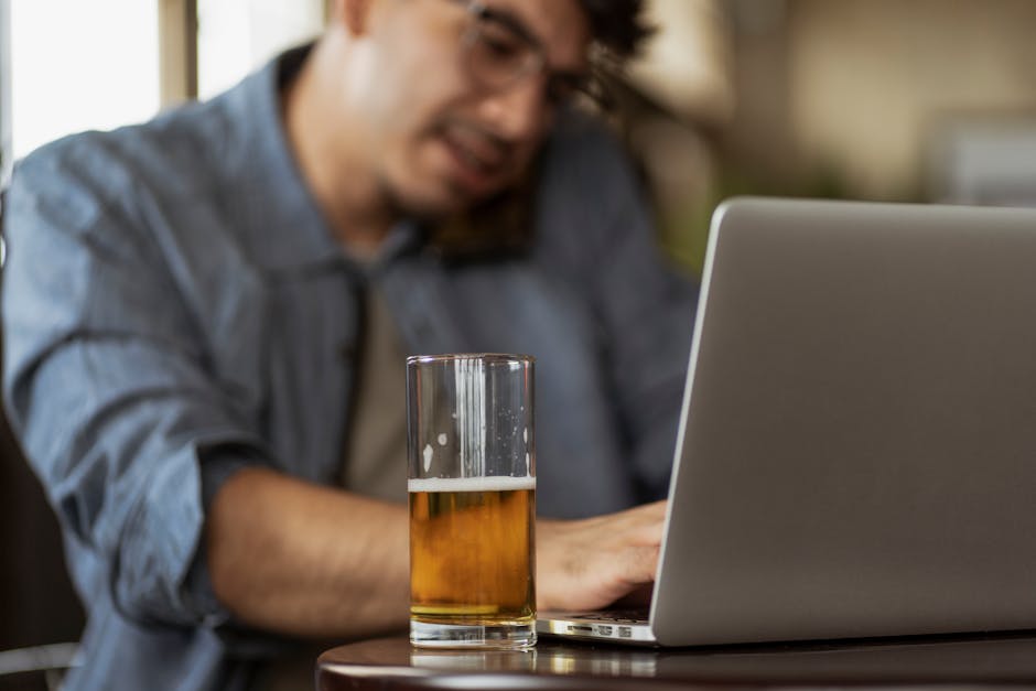 Un consilier local surprins cu o bere în timpul ședinței online
