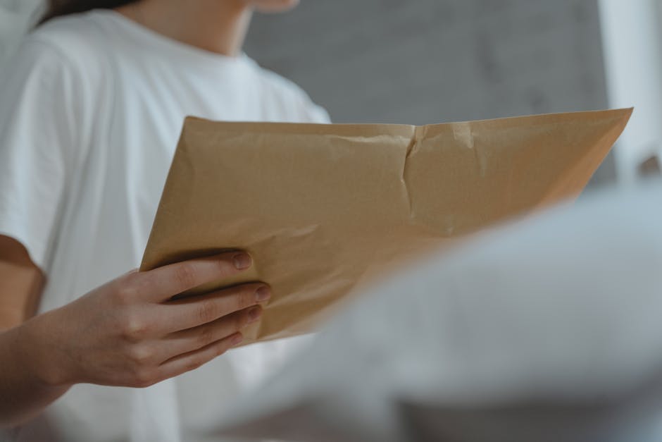 Cum Securitatea confiscă bunurile românilor din coletele internaționale