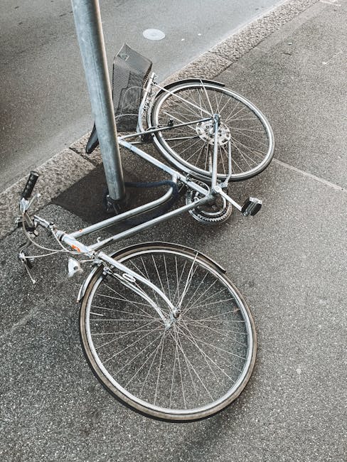 Adolescenți surprinși vandalizând biciclete în parc: imagini șocante din Terezian