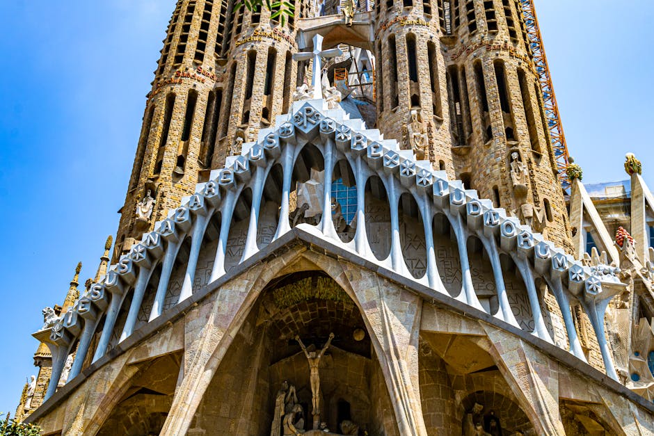 Sagrada Família din Barcelona își atinge înălțimea maximă cu o cruce impresionantă