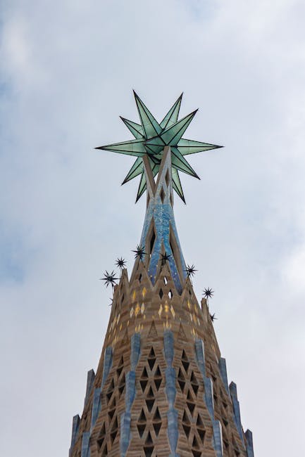 Turnul Sagrada Familia atinge înălțimea record de 172,5 metri, cu o cruce emblematică