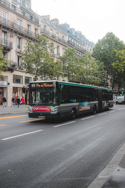 Centrul comercial TOM afectat de starea proastă a asfaltului: autobuzele își schimbă ruta