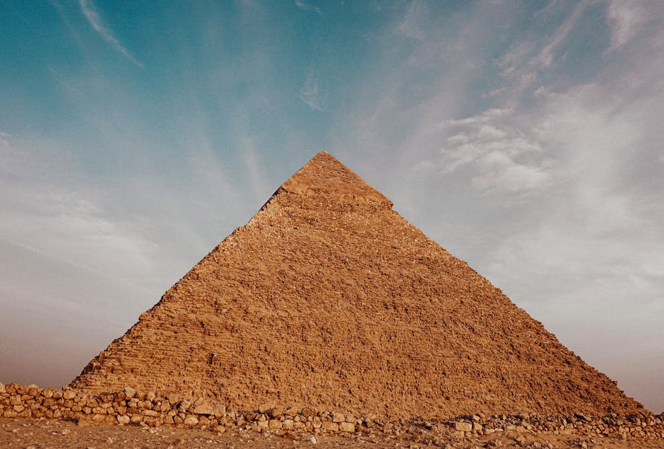 Ghid turistic arestat pentru vandalizarea unei piramide de 4.000 de ani în Egipt