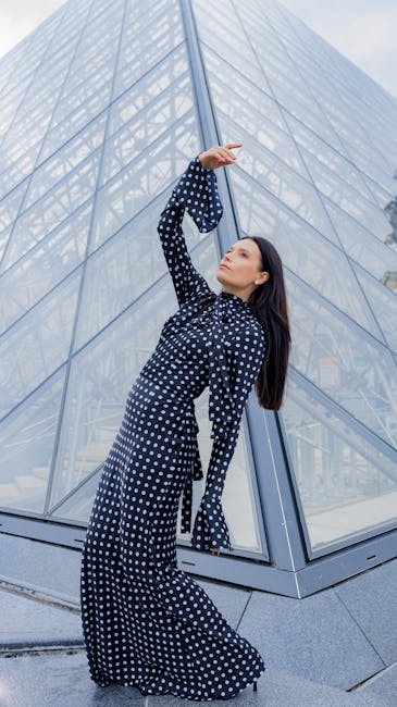 Tinerele talente din Arad defilează cu succes la Paris Fashion Week