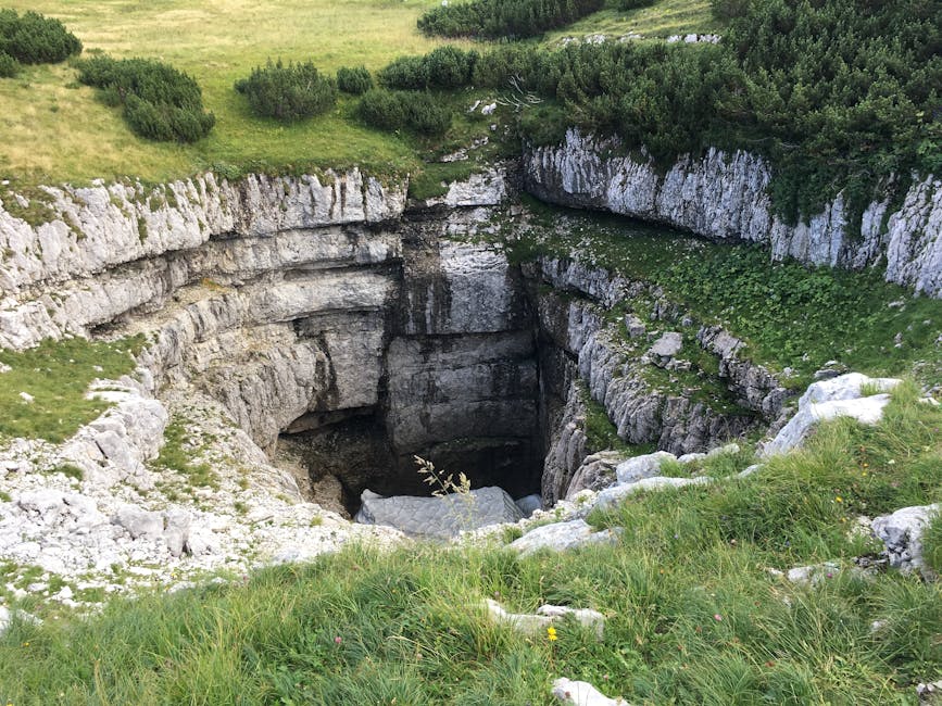 O groapă misterioasă a apărut în Vrancea: descoperirea care stârnește curiozitate